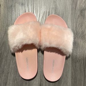 Slippers light pink size 8US 38 EURO in perfect conditions.